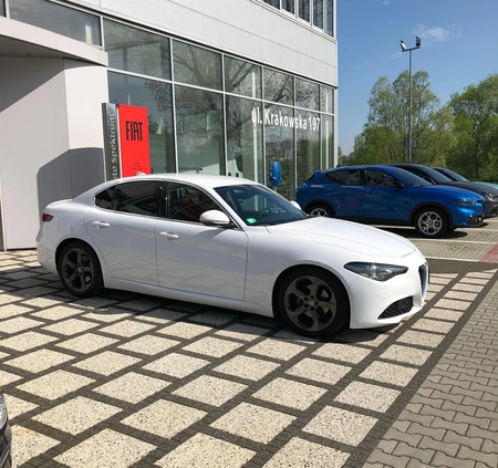 Alfa Romeo Giulia cena 89000 przebieg: 133000, rok produkcji 2016 z Tarnów małe 79